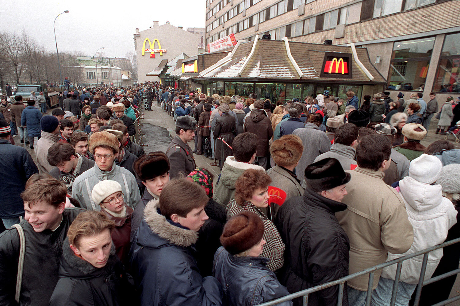 В 1985–1986 гг. промышленное производство выросло на 4,4%, сельское хозяйство – на 3%. По несчастью мировое падение цен на нефть 1986 г. стало новым тяжелым испытанием для советской экономики. В мае 1988 г. в стране приняли закон «О кооперации в СССР». Бизнес наконец стал легальным. В 1989–1990 гг. в правительстве подготовили план либерализации экономики, который назвали программой Рыжкова – Абалкина. В нем предлагали покончить с монополиями, постепенно провести приватизацию госпредприятий, создать фондовый и валютный рынки, привлечь иностранные инвестиции. В результате в СССР пришли иностранные компании. В январе 1990 г. в Москве на Пушкинской площади открылся первый в стране ресторан «Макдоналдс».