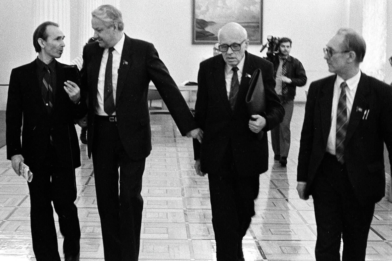 Чтобы подтолкнуть процесс демократизации, в 1988 г. создали новый представительный орган, состоявший из Съезда народных депутатов СССР и Верховного совета СССР. Весной 1989 г. в стране провели первые свободные выборы народных депутатов. В части округов зарегистрировали по 10–12 кандидатов. В итоге выборы проиграли 35 крупных функционеров. Победившие оппозиционеры на съезде стали отдельной фракцией – Межрегиональной депутатской группой во главе с Борисом Ельциным, Гавриилом Поповым и Андреем Сахаровым. 