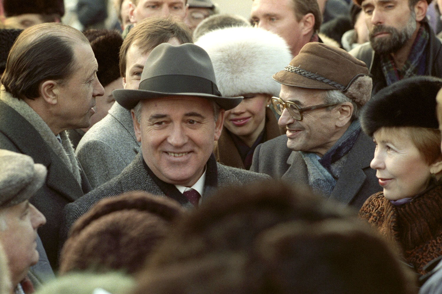 Политическая жизнь страны стала сложной и противоречивой. В марте 1990 г. генерального секретаря Михаила Горбачева избрали президентом СССР. При этом его противники и оппозиционеры тоже прошли в республиканские Верховные советы в феврале–мае 1990 г.