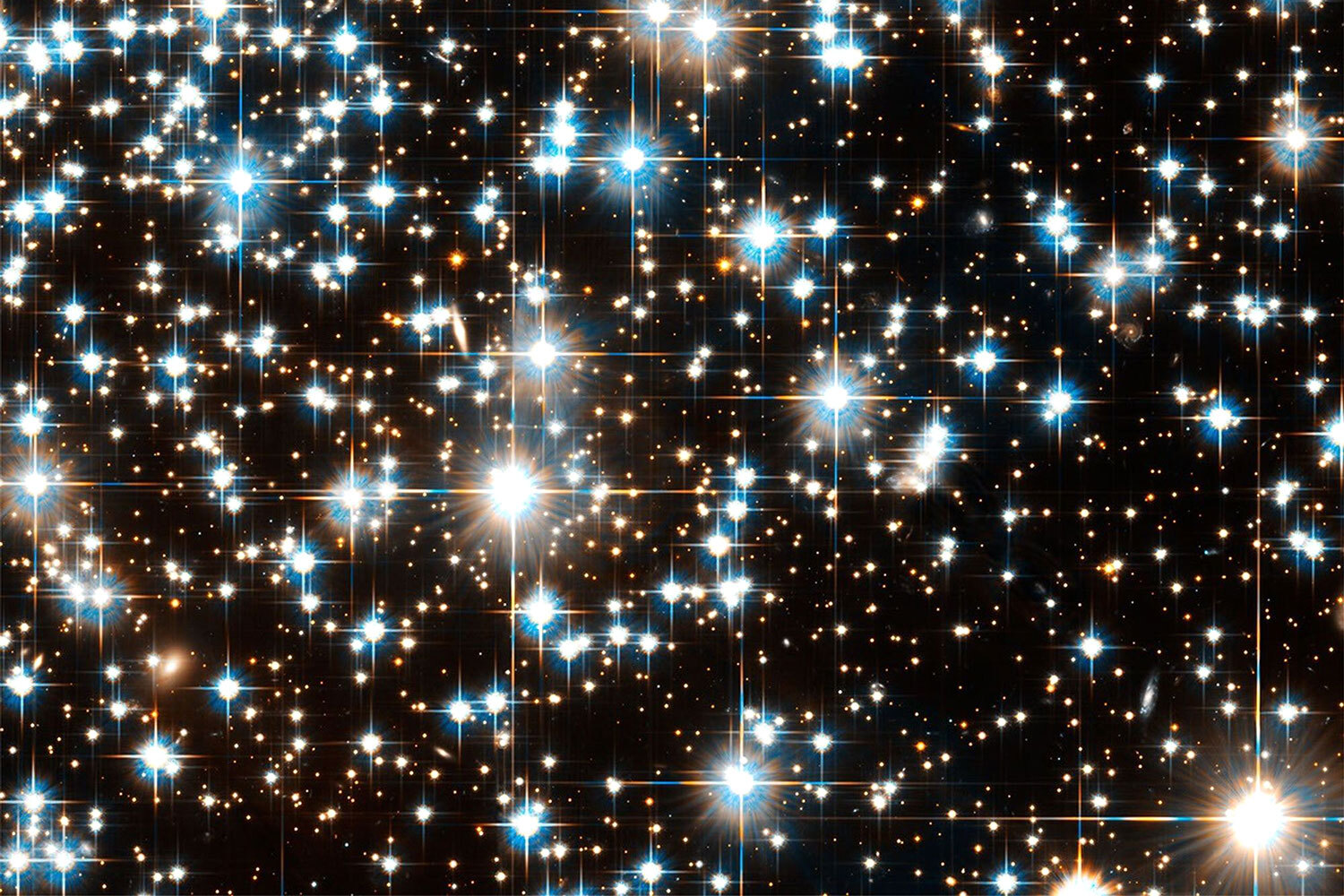 «Хаббл» снял шаровое скопление NGC 6397, расположенное в 7800 световых годах от Земли, в 2006 г. Голубые звезды на снимке завершают жизненный цикл: они исчерпали водород и преобразуют гелий в ядрах, излучая голубой свет из-за высокой температуры. Красноватое свечение исходит от красных гигантов, расширившихся после выгорания водорода. Множество белых точек – звезды, подобные Солнцу.