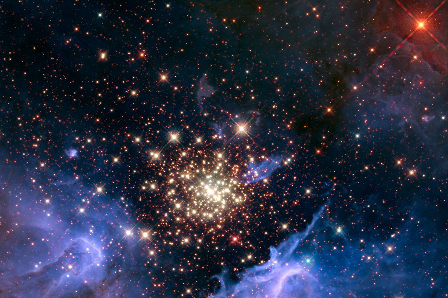 Звездное скопление NGC 3603 в созвездии Киля (20 000 световых лет от Земли) окружено газопылевой туманностью – материалом для новых звезд. В центре расположены массивные горячие звезды, чье УФ-излучение и мощные ветры пробили в облаках гигантскую полость, открыв вид на скопление. NGC 3603 содержит одни из крупнейших известных звезд: они быстро сжигают водород и завершают жизнь вспышками сверхновых.