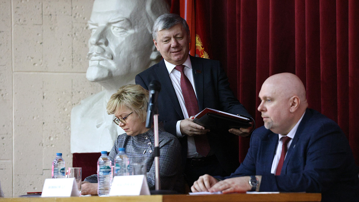 Среди главных гостей антифашистского форума коммунистов был коммунист Дмитрий Новиков (в центре) и – в том или ином виде – Владимир Ленин 