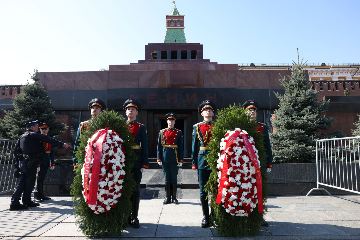 В церемонии возложения цветов приняла участие рота почетного караула. 