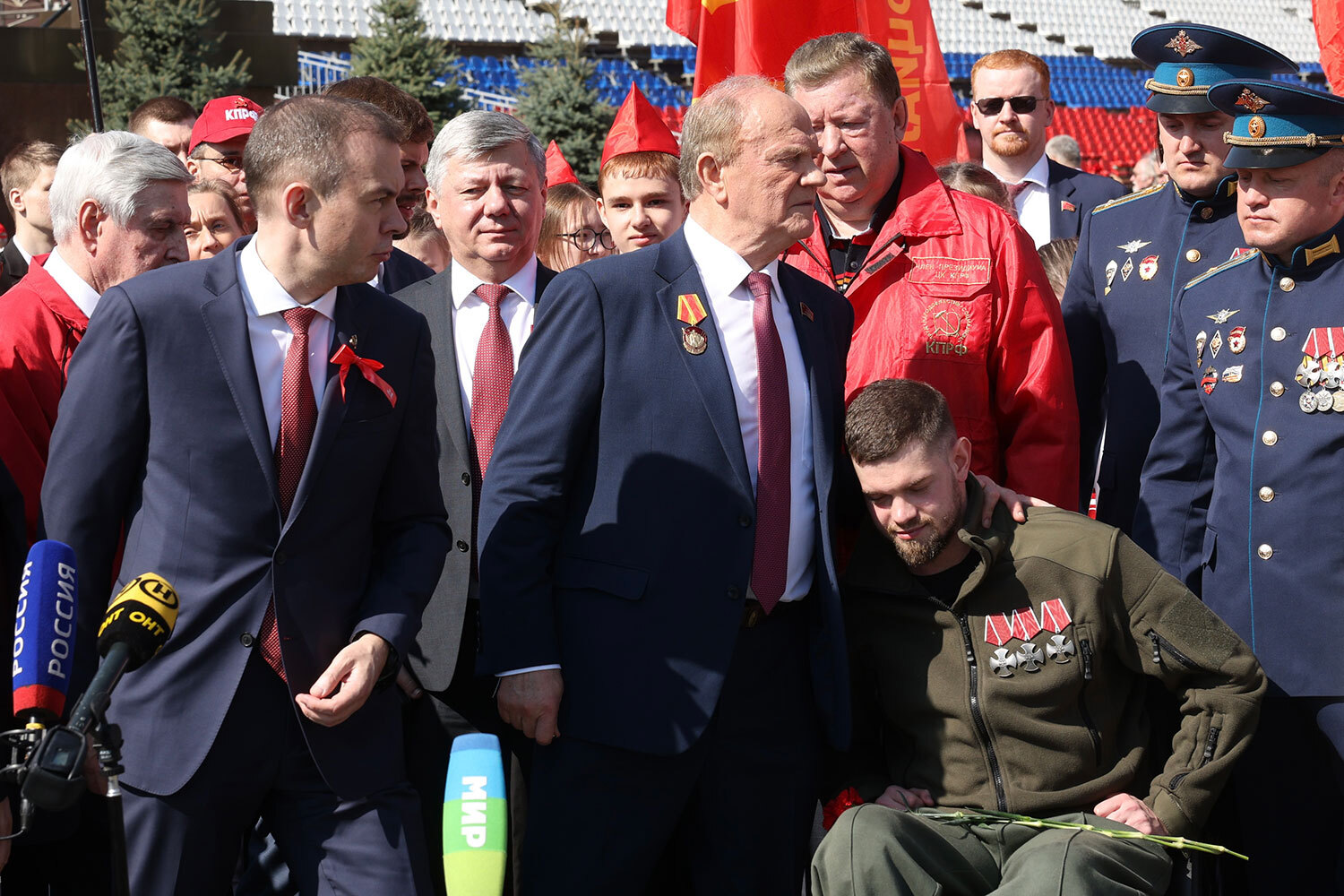 Депутаты Госдумы от КПРФ Иван Мельников, Юрий Афонин, Дмитрий Новиков, Геннадий Зюганов, Владимир Кашин и Денис Парфенов (слева направо).