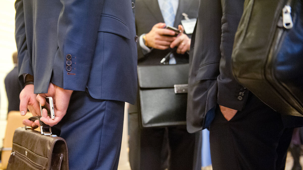 На Мосбирже действует запрет на кросс-сделки, где конечный продавец и покупатель имеют один и тот же ИНН или паспортные данные