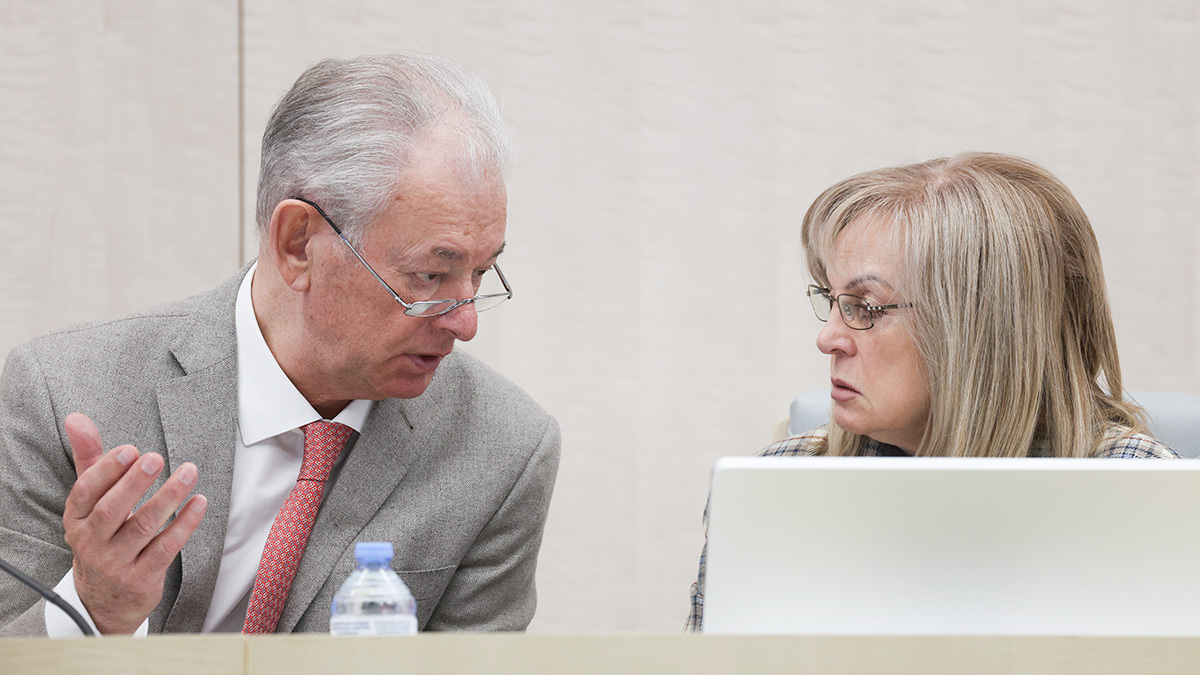 Схема одномандатных округов, о которой говорил зампред ЦИК Николай Булаев (на фото слева) уже начала проясняться, но глава комиссии Элла Памфилова уточнила, что точка в вопросе еще не поставлена