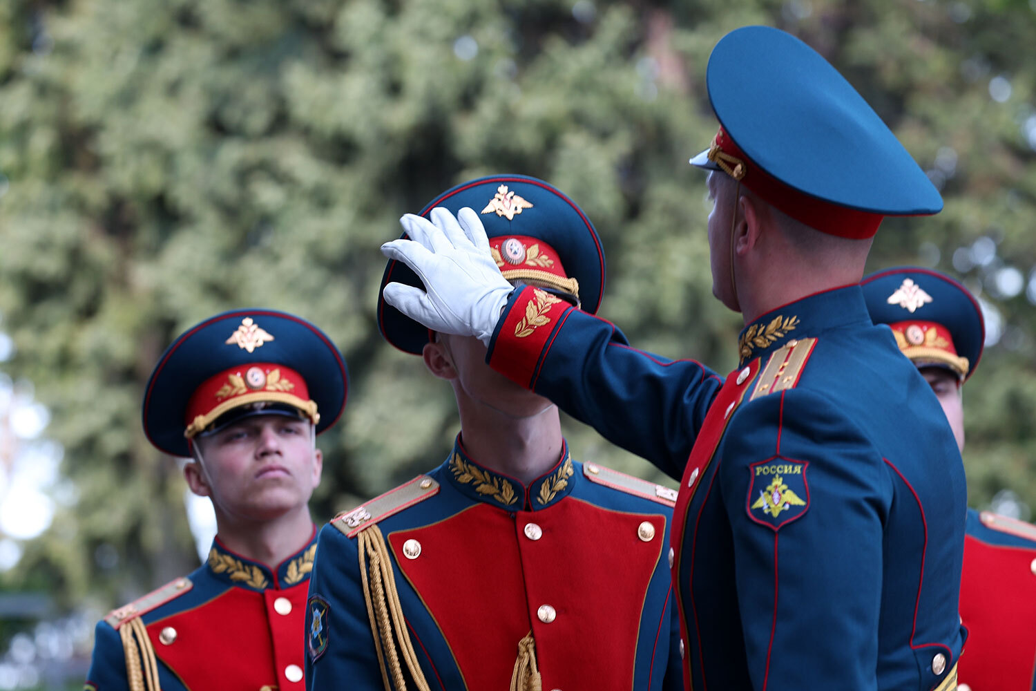 В церемонии возложения венков к Вечному огню участвовали бойцы роты почетного караула.