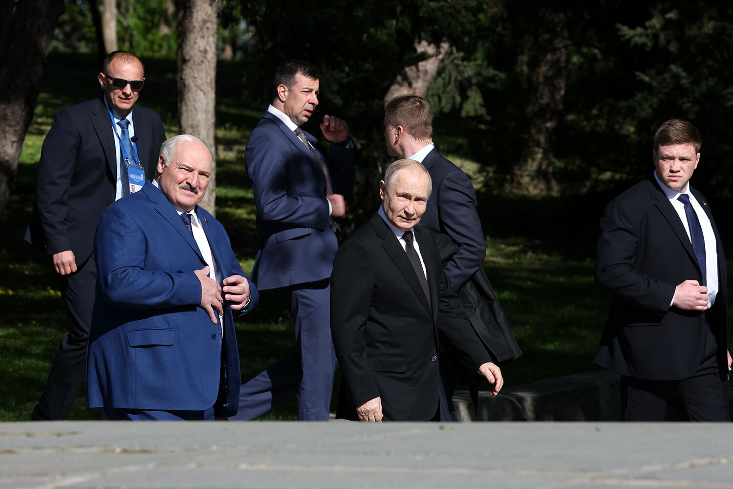 Александр Лукашенко и Владимир Путин побеседовали «на ногах» во время посещения Мамаева кургана, сообщает «РИА Новости».