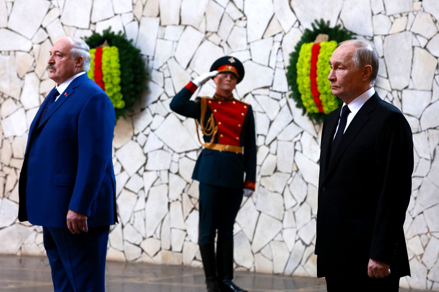 Президенты также возложили цветы к могиле маршала Советского Союза Василия Чуйкова, который&nbsp;командовал 62-й армией, особо отличившейся в&nbsp;Сталинградской битве.