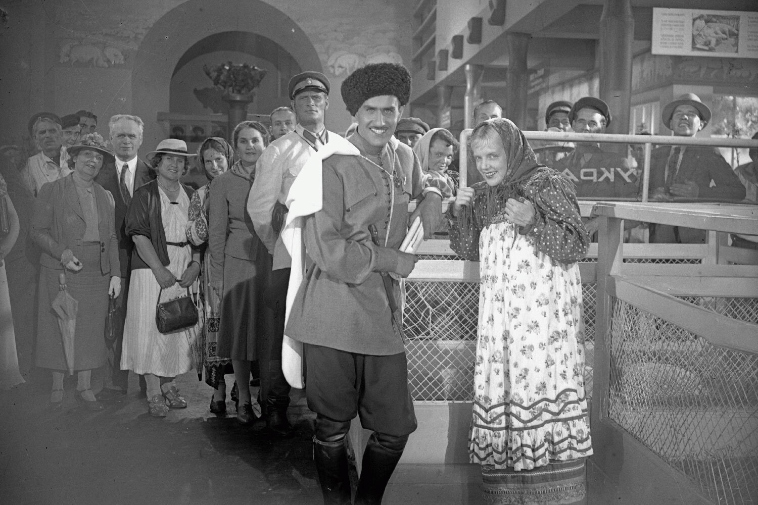 Осенью 1941 г. крупнейшие советские киностудии «Мосфильм» и «Ленфильм» были эвакуированы в Алма-Ату, где на базе будущего «Казахфильма» образовали Центральную объединенную киностудию художественных фильмов. Несмотря на дефицит пленки, оборудования, декораций и электричества, на протяжении всей войны они продолжали выпускать картины, многие из которых стали классикой отечественного кинематографа. В преддверии 80-летия Победы «Ведомости» вместе с телеканалом «Патриот» рассказывают о них.Когда началась война, создание музыкальной комедии Ивана Пырьева «Свинарка и пастух» подходило к концу, но еще не было завершено. Тем не менее большую часть мужчин из съемочной группы мобилизовали, а актера Владимира Зельдина, игравшего главную роль – пастуха Мусаиба, отправили в танковую школу. Однако на фронт он не попал: через некоторое время руководство страны решило вернуть мужчин на съемки, посчитав завершение патриотической картины важной задачей в условиях войны. Сцены на Всесоюзной сельскохозяйственная выставке снимались в две смены под бомбежками. В 1942 г. создатели фильма получили Сталинскую премию II степени.