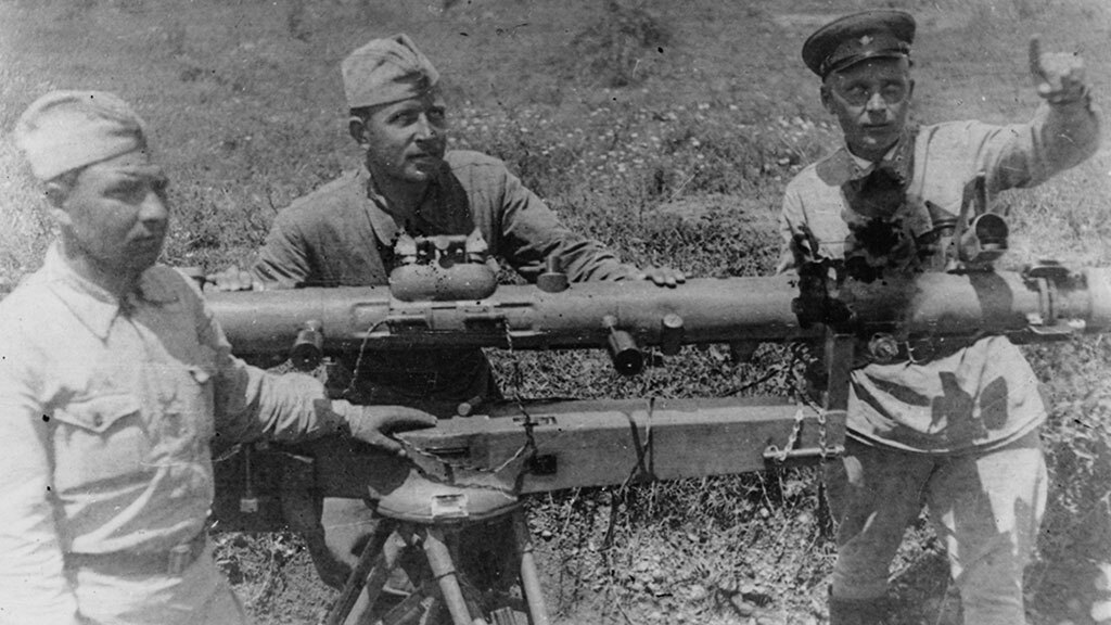 В первые дни войны на фронт добровольно ушли более 60 студентов Мариупольского металлургического института