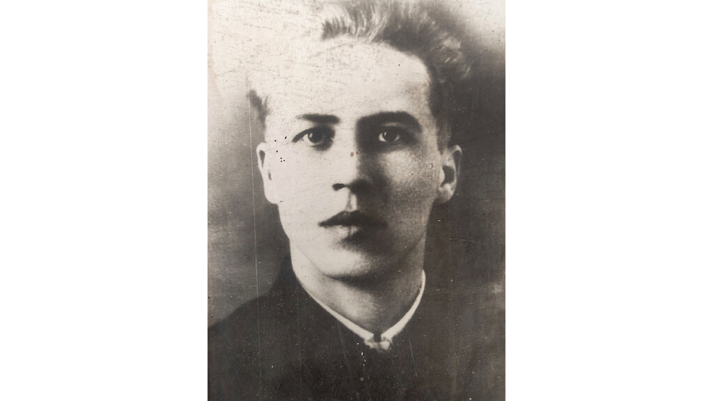 В первые дни войны на фронт добровольно ушли более 60 студентов Мариупольского металлургического института