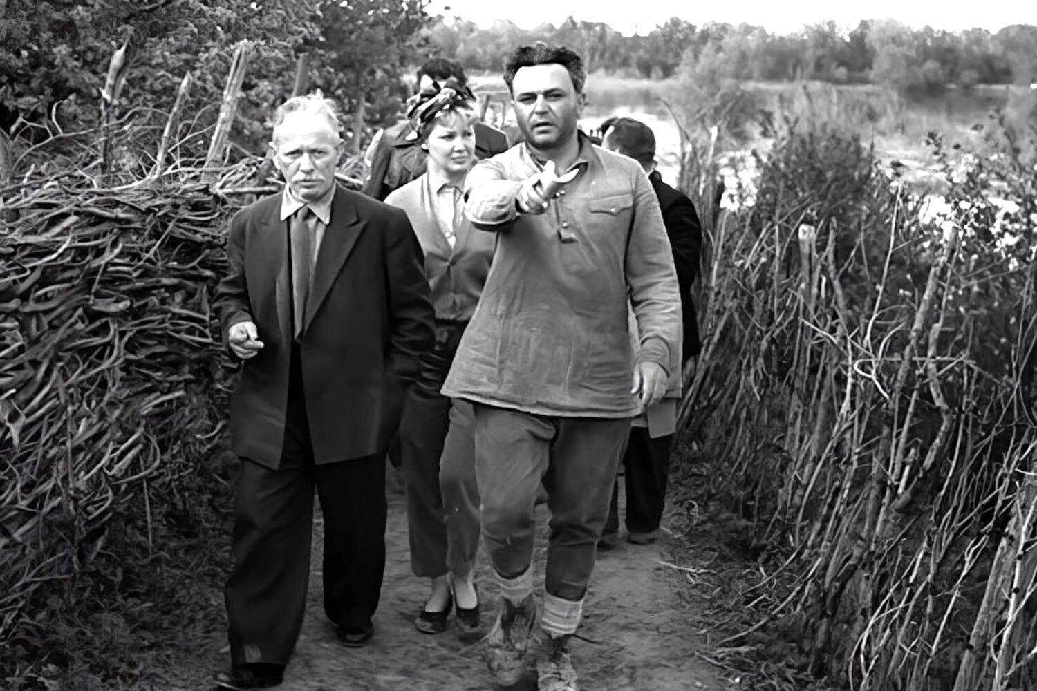 Михаил Шолохов и Сергей Бондарчук на съемках фильма. Сначала Шолохов был против Бондарчука в качестве режиссера. Но Бондарчук, сам прошедший войну, убедил автора доверить ему эту работу.