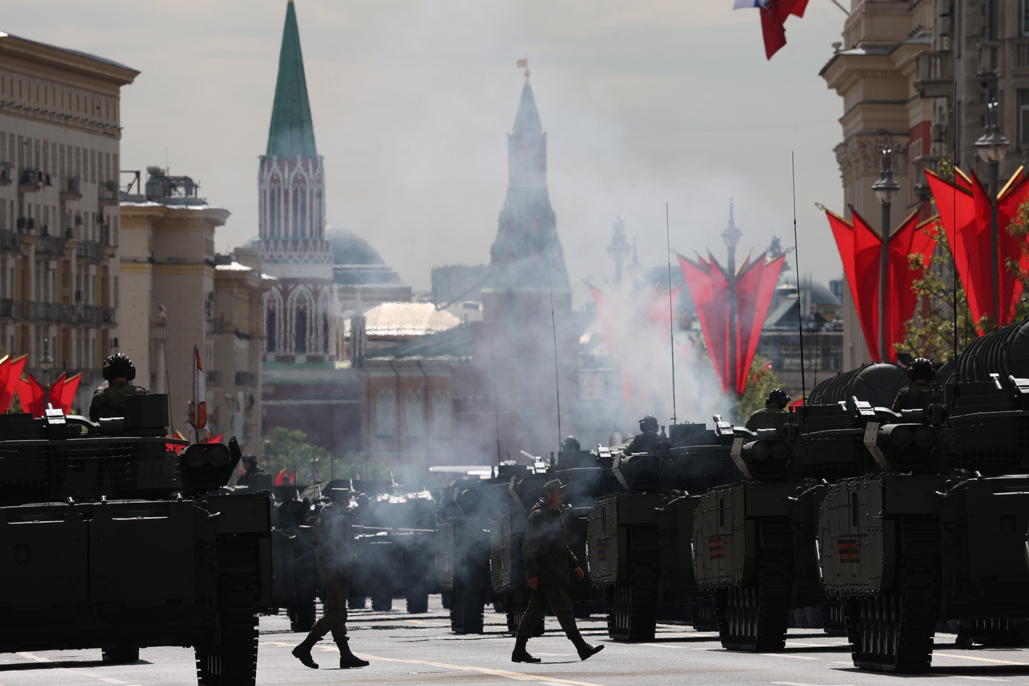 Военная техника на Тверской улице Москвы.