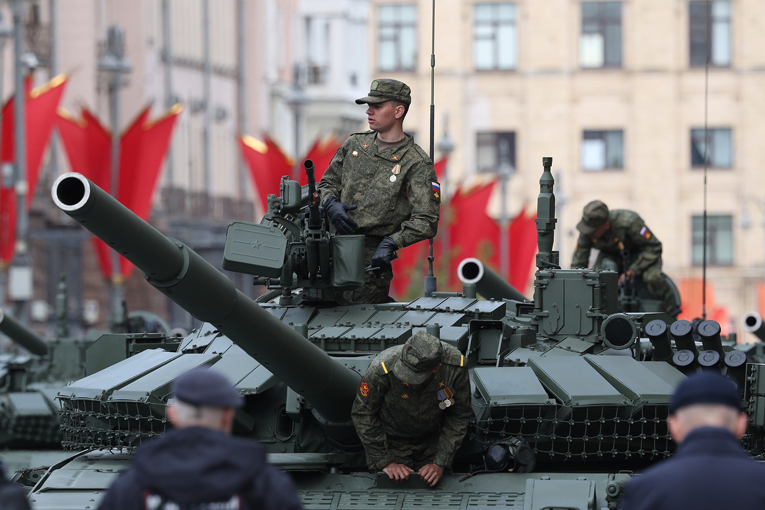 Во время последней репетиции москвичи сообщали про сбои в работе мобильного интернета. Пресс-секретарь президента Дмитрий Песков призвал россиян с пониманием относиться к возможным ограничениям в работе связи с 7 по 9 мая.