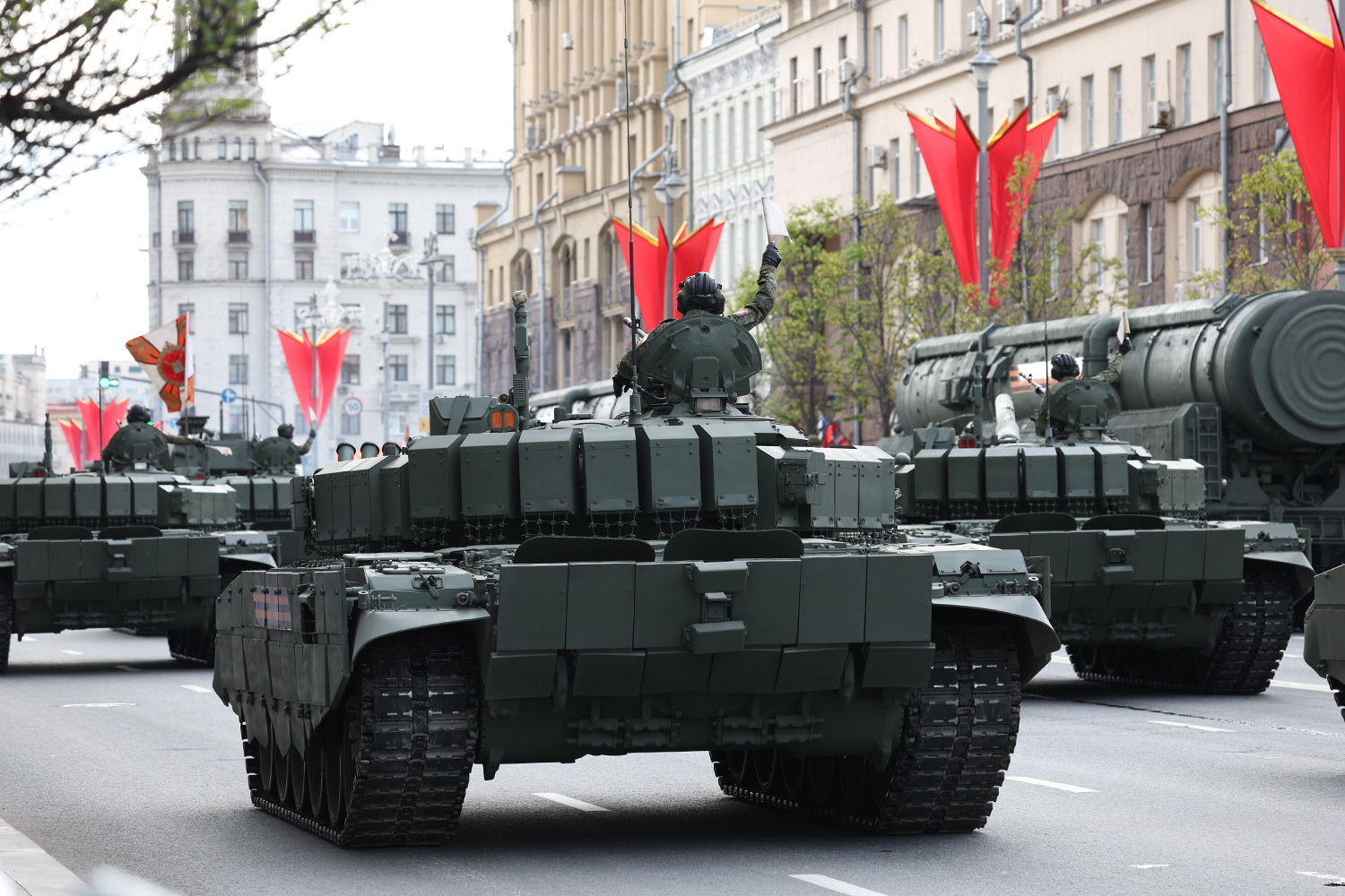 Военные машины в центре Москвы.