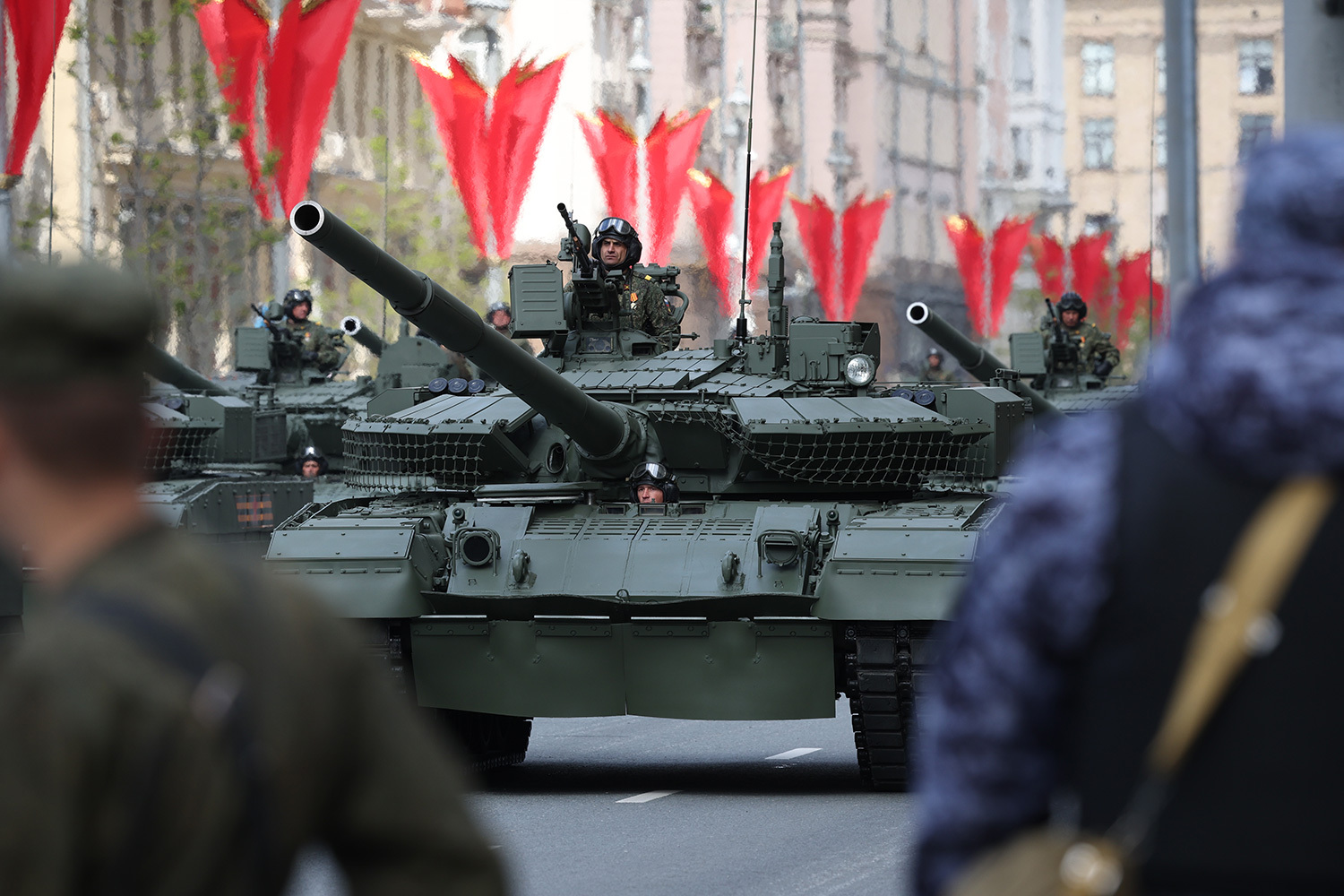 Многие москвичи наблюдают за военной техникой не на параде Победы, а во время его репетиций. Они приезжают заранее и занимают пешеходные зоны вблизи Кремля.