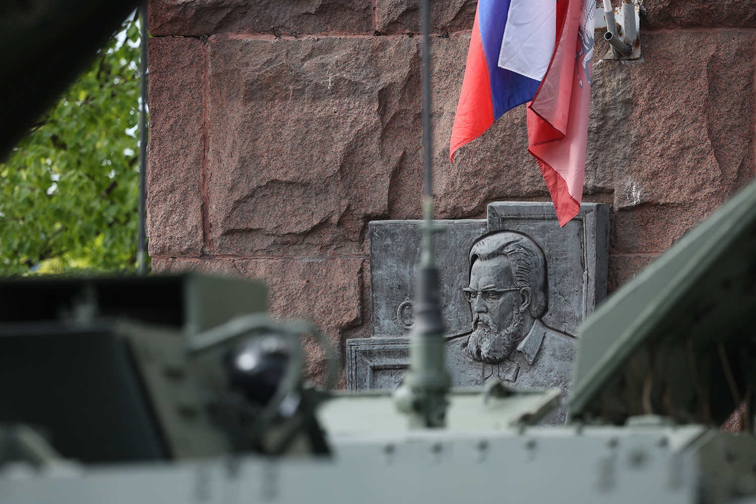 На время репетиции в Москве ввели ограничения на движение такси, каршеринга, электросамокатов и велосипедов. Временно закрыты центральные улицы и набережные, в том числе Новый Арбат, участки Садового кольца и Волгоградского проспекта. Все ограничения сохранятся и 9 мая.