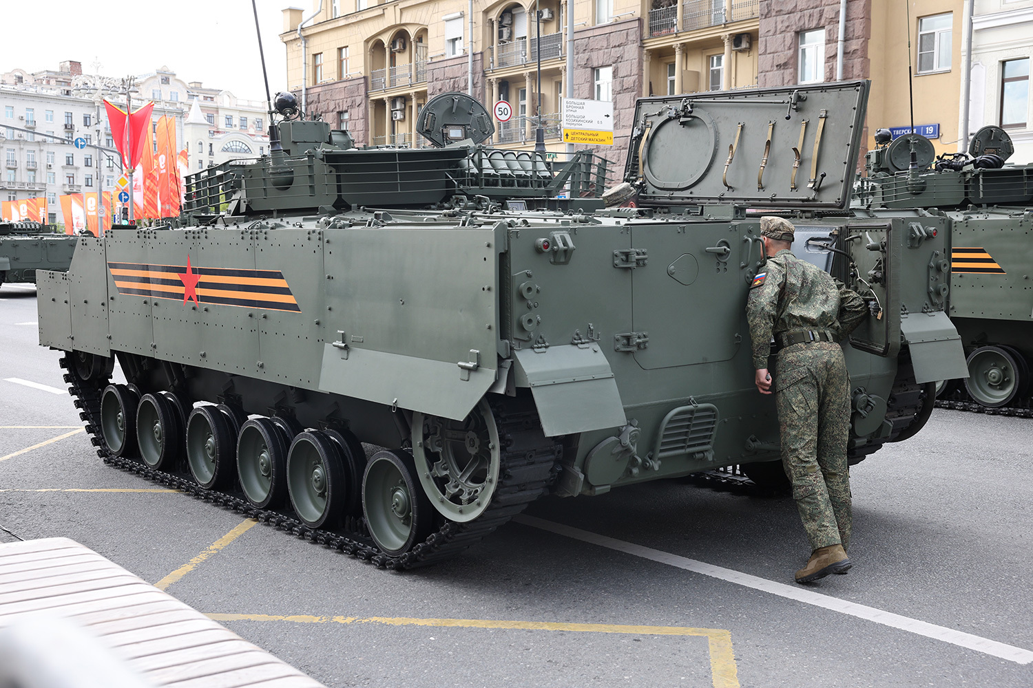 На репетиции также заметили БПЛА «Орлан», «Герань-2» и «Ланцет», БМП «Курганец» (на фото) и БТР «Бумеранг».