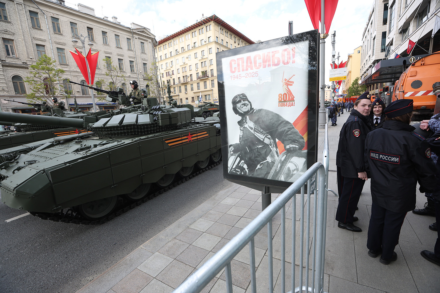 Полицейские патрулируют маршрут прохождения военной техники.