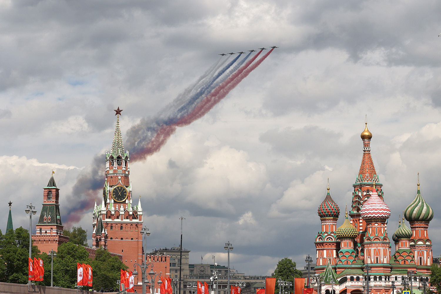 В составе авиационной группы  – истребители Су-30СМ, МиГ-29СМТ, Су-25БМ, ракетоносцы Ту-160 и Ту-95МС, вертолеты Ми-28 и Ми-35. Воздушный парад состоится только в случае летной погоды. Ранее специалисты центра погоды «Фобос» предсказали хорошие метеоусловия.