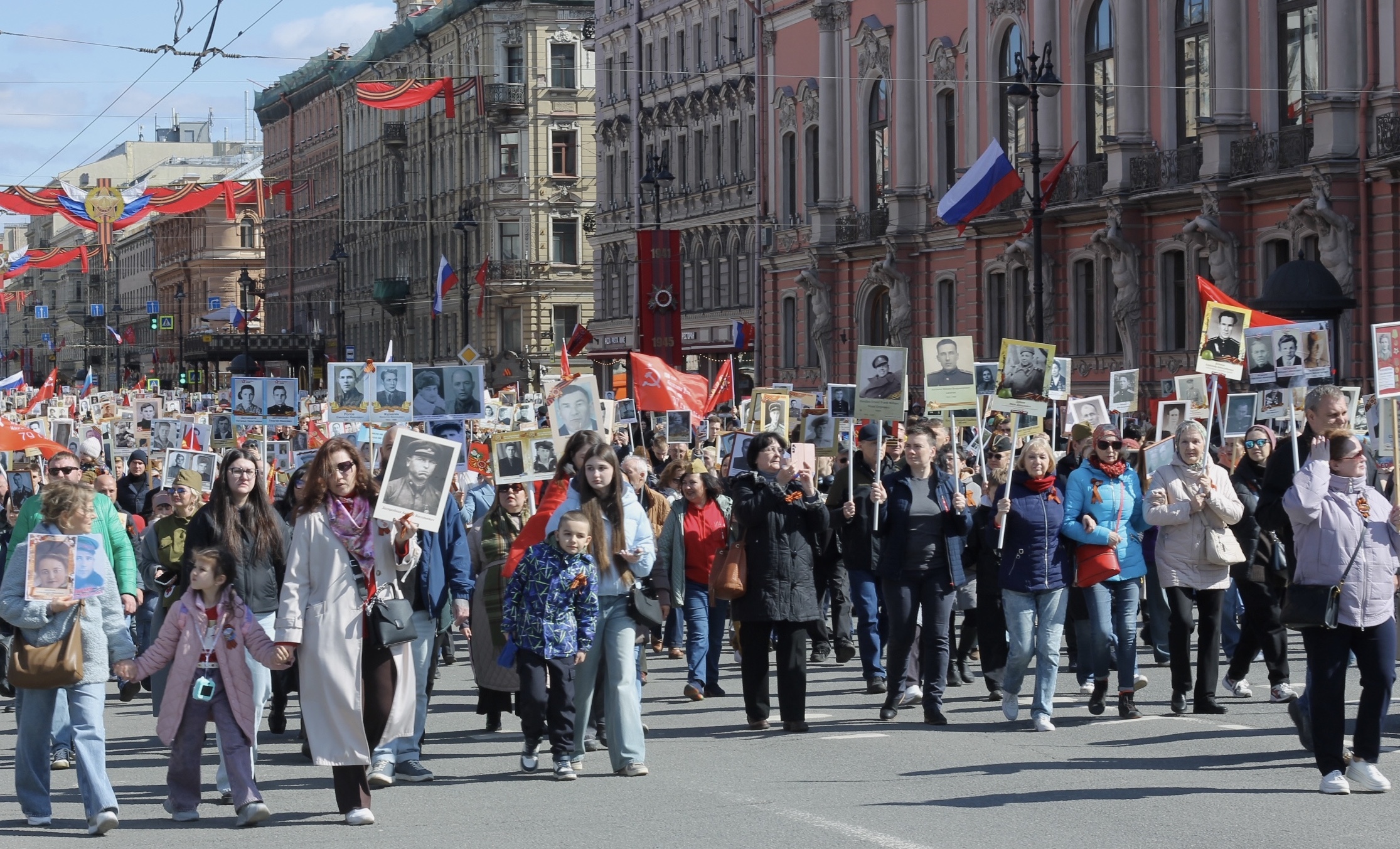 Бессмертный полк вернулся на Невский