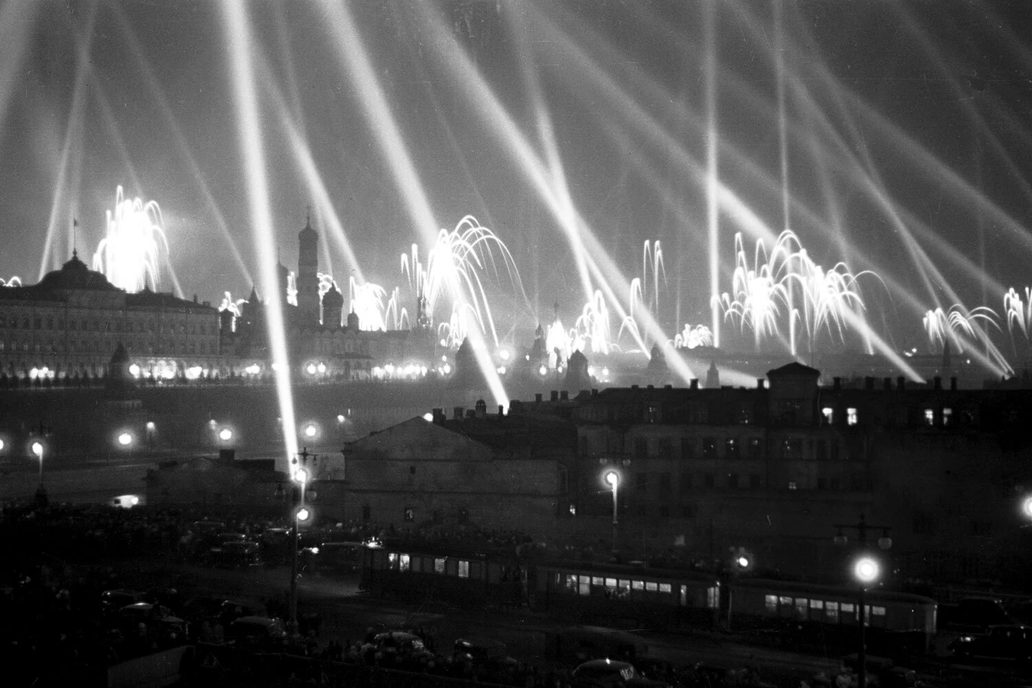 От парада до георгиевской ленты: главные традиции Дня Победы - Ведомости