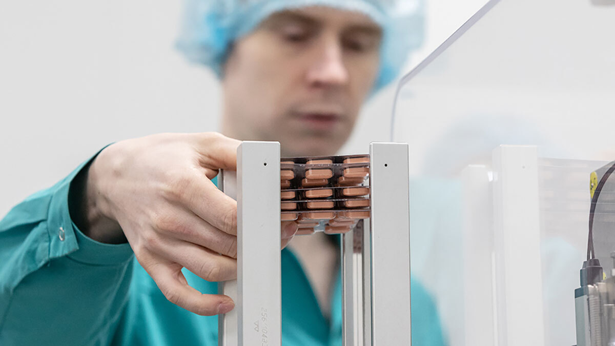 Государство планирует стимулировать локализацию и производство в РФ самых значимых для здравоохранения лекарств, сформировав новый перечень СЗЛС и применяя к препаратам из списка особый режим госзакупок