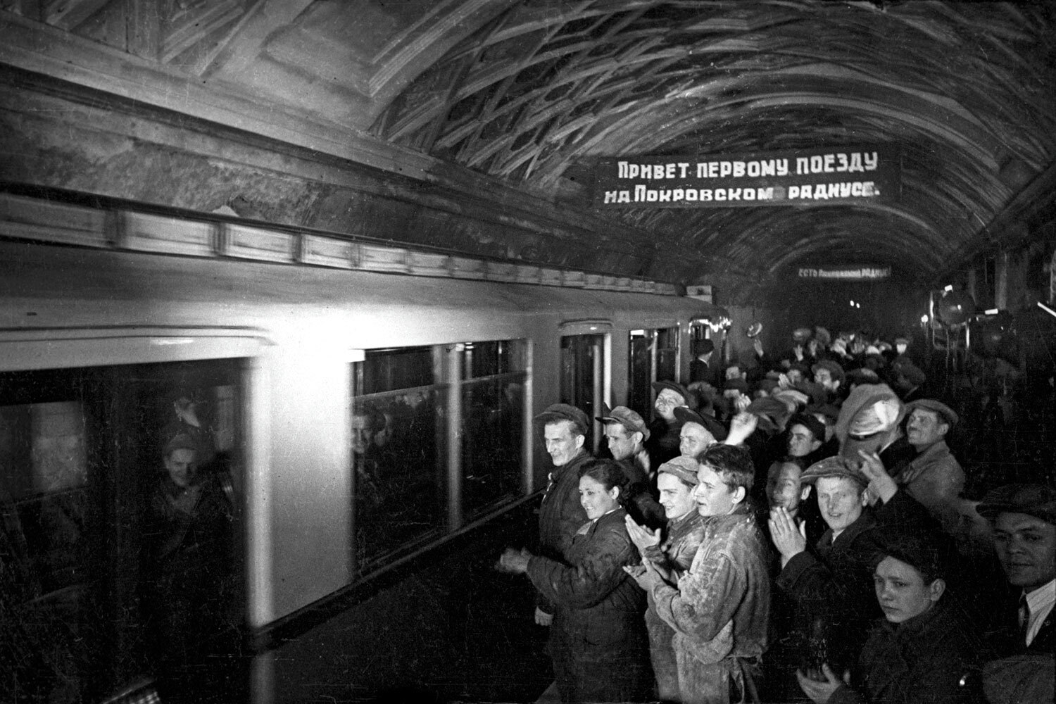 На Мытищинском машиностроительном заводе специально для московской подземки собрали 58 вагонов серии А. Первые составы красили в песочный и темно-красный цвета. Они проработали около 40 лет. В мае 1935 г. в метро курсировали электропоезда из четырех вагонов. К 1936 г. москвичи освоили подземный транспорт, и в метро запустили шестивагонные составы по 1560 мест в каждом. В 1937 г. начали строить вагоны серии Б, в 1940-м – Г. Затем серии продолжили до литеры Е.