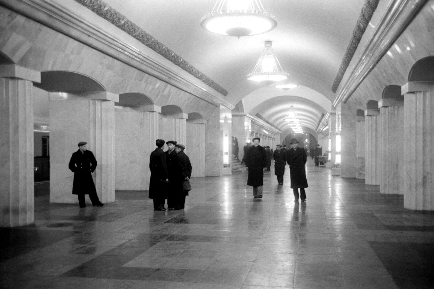 В 1944 г. в Москве начали строительство Кольцевой линии. Первый участок от «Курской» до «Парка культуры» ввели в январе 1950 г. Он включал в себя пять промежуточных станций и растянулся на 6,4 км. Изначально ветку планировали проложить под Садовым кольцом, но затем ей соединили вокзальные площади Москвы и замкнули 14 марта 1954 г. Все 12 станций считаются образцами сталинского ампира с его монументальной живописью и сложными светильниками.