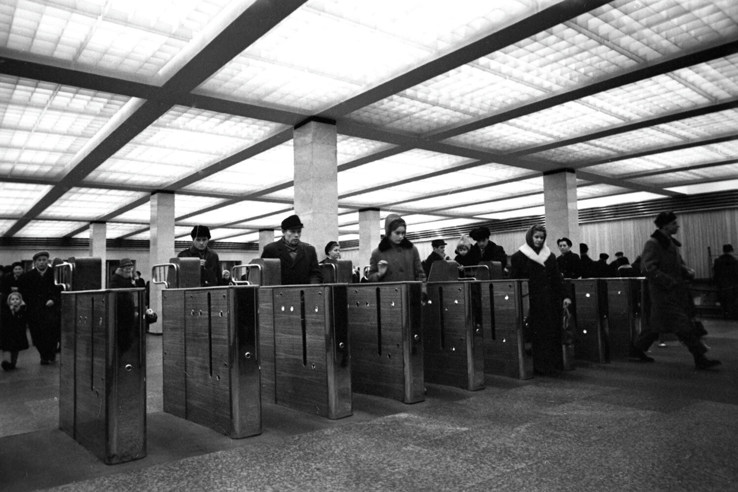 В 1951–1960 гг. было проложено 58 км линий метро и открыто 31 станция. Из возросшего пассажиропотока в ноябре 1958 г. в метро появились первые автоматические контрольные пункты – турникеты. Все станции оборудовали ими к июлю 1961 г. Вначале через турникеты проходили с помощью пятикопеечной монеты, затем использовали металлические жетоны и карточки. В ноябре 1967 г. в вестибюле станции «Спортивная» открыли Народный музей Московского метрополитена. На данный момент под землей организуют не только профессиональные экспозиции, но и концерты, фотовыставки, свадьбы.