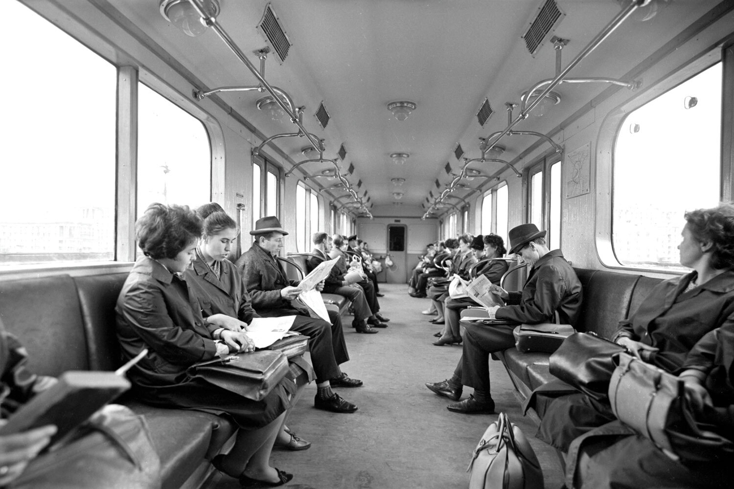 В 1970-е гг. проложили 52,8 км путей и 30 станций, в 1980-е – 46,5 км и 28 станций. Рекордным стал 1983 г. Тогда в эксплуатацию ввели Серпуховскую линию с восемью остановками. Новые станции называли «стекляшками» и «сороконожками» – типовыми конструкциями со стеклянными вестибюлями и платформами с 40 колоннами. По этим канонам построена «Чертановская». Типовые решения сделали строительство дешевым. Но наиболее экономичным в эти годы оказался маршрут Филевской линии от станции «Фили» до «Молодежной». Его почти полностью проложили по поверхности.