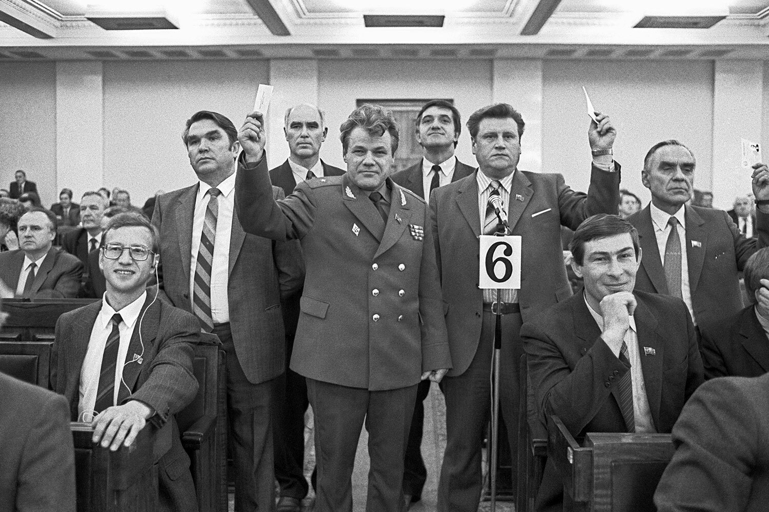 В соответствии с конституционными поправками, принятыми 27 октября 1989 г., на смену Верховному совету в качестве высшего органа власти РСФСР пришел Съезд народных депутатов, заседания которого проводились раз в год. Верховный совет, в свою очередь, стал постоянно действующим органом, осуществлявшим законодательную власть между Съездами, то есть парламентом.