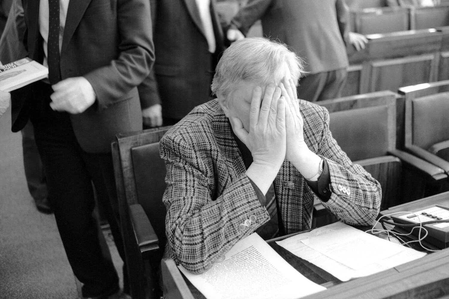 По представлению Ельцина первым заместителем председателя парламента был избран заведующий кафедрой международных экономических отношений Московского института народного хозяйства Руслан Хасбулатов. В июле 1991 г., когда Ельцин стал президентом РСФСР, Хасбулатов занял кресло председателя, а уже в октябре 1993-го он превратился в главного оппонента главы государства на фоне конституционного кризиса, который закончился роспуском Верховного совета.