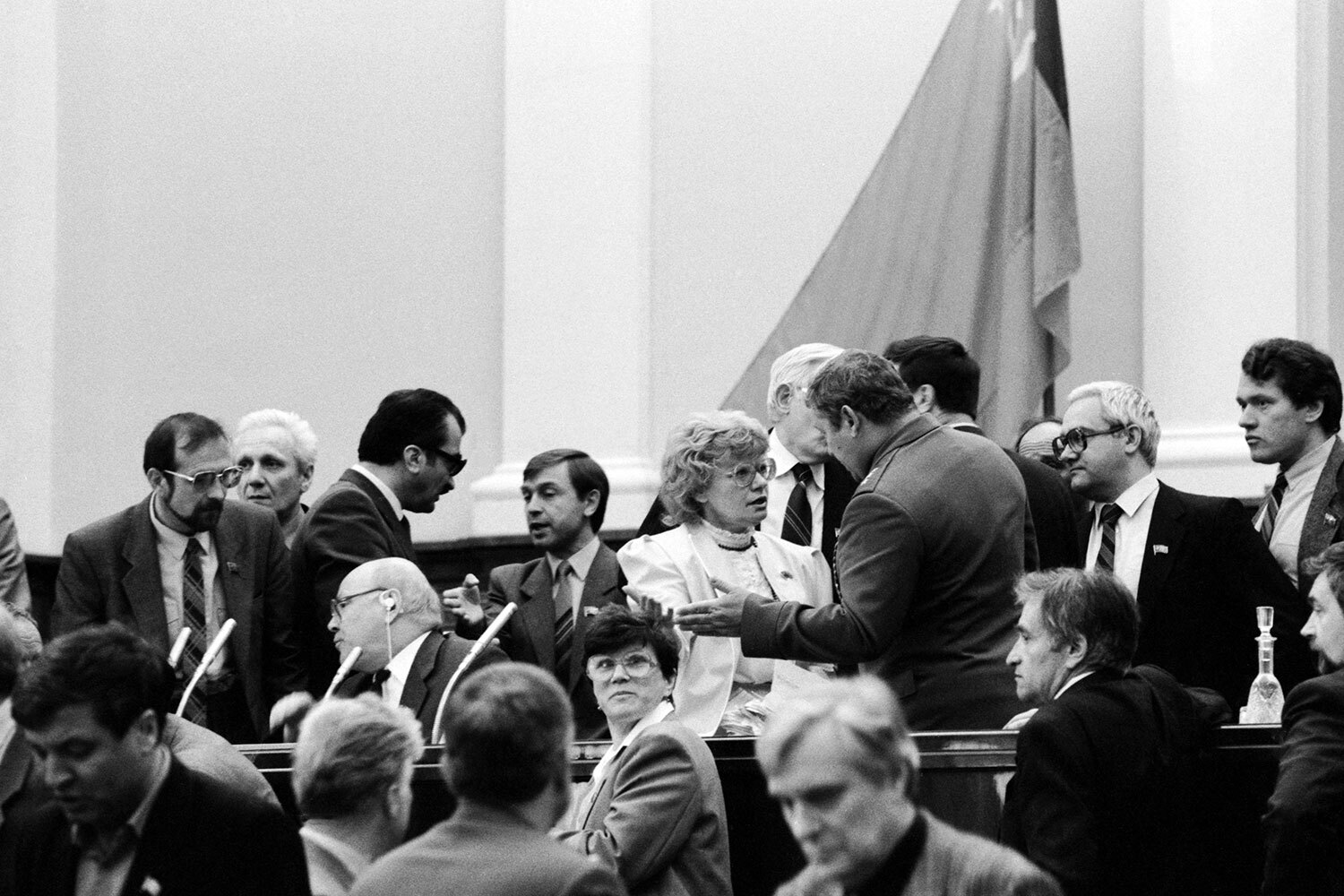 12 июня 1990 г. I Съезд народных депутатов принял Декларацию о государственном суверенитете РСФСР, которую на американский манер иногда ошибочно называют «Декларацией независимости». Документ поддержали 907 депутатов при 531 необходимых голосах. 13 человек высказались против, девять воздержались. Декларация закрепила верховенство республиканских законов над союзными, а также положила начало разработке новой российской Конституции. Этот процесс после затяжного кризиса власти был завершен только 12 декабря 1993 г.