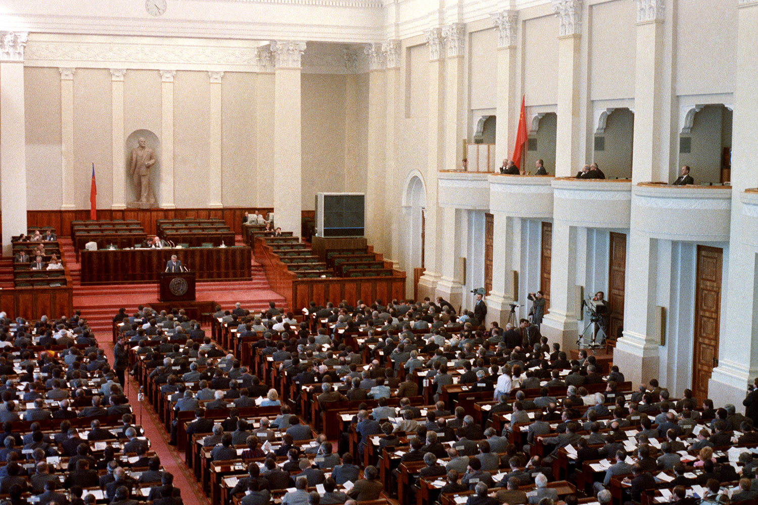16 мая 1990 г. в Большом Кремлевском дворце открылся I Съезд народных депутатов РСФСР – новый высший орган власти республики, которому было суждено принять Декларацию о ее государственном суверенитете, а также избрать Бориса Ельцина председателем парламента. Чем еще запомнился Съезд – в галерее «Ведомостей».