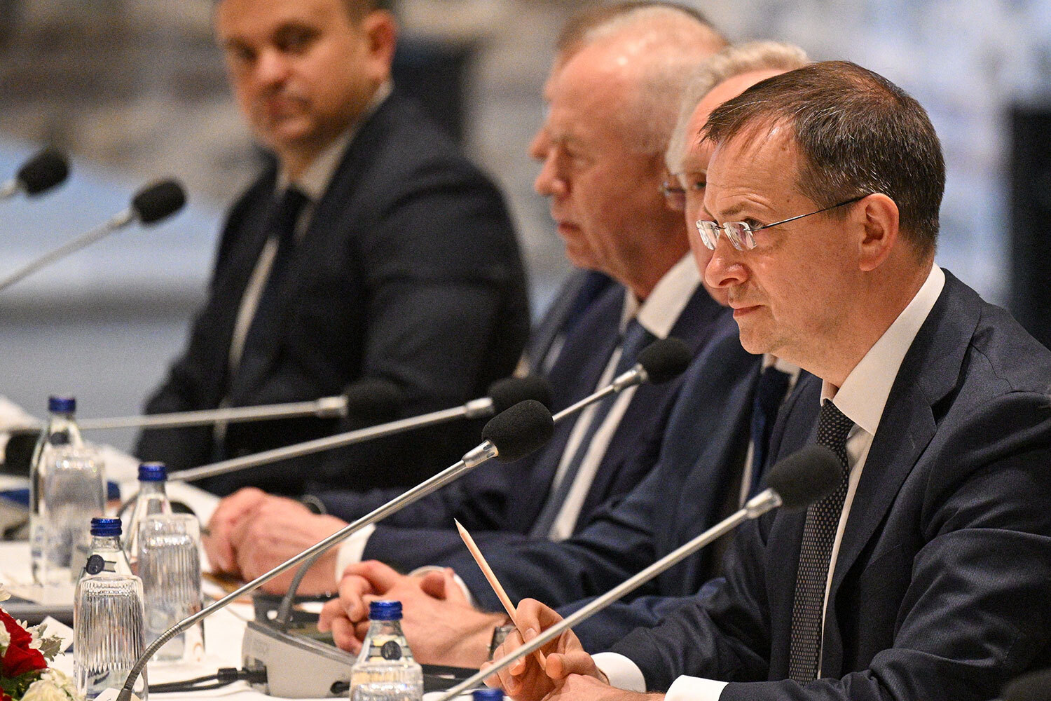 Помимо Владимира Мединского в состав российской делегации вошли заместитель министра обороны РФ Александр Фомин, начальник Главного управления Генштаба Вооруженных сил Игорь Костюков и замглавы МИД России Михаил Галузин.