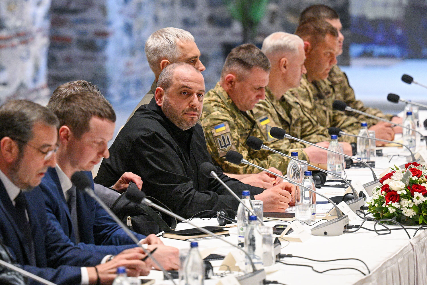 Украину на переговорах представляли, в частности, первый заместитель министра иностранных дел Сергей Кислица, заместитель председателя СБУ Александр Поклад, первый замглавы Службы внешней разведки Олег Луговский, замначальника генштаба ВСУ Алексей Шевченко.