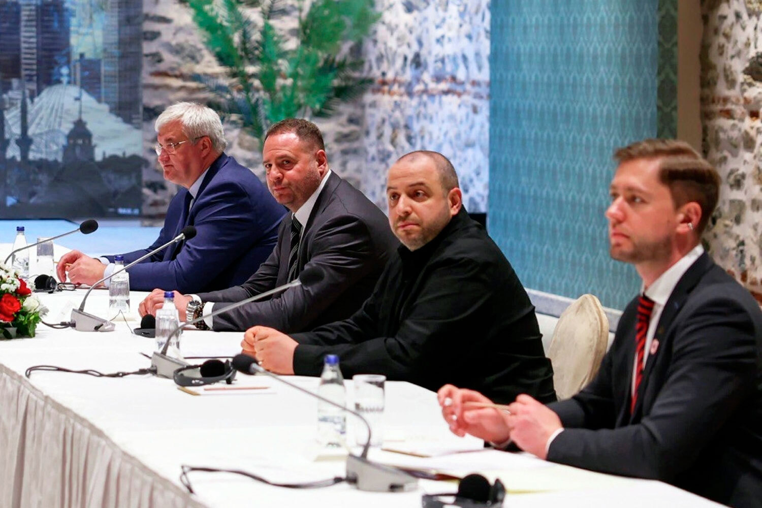 Киев не считает нынешнюю встречу продолжением прерванного в 2022 г. переговорного процесса. Об этом глава офиса президента Украины Андрей Ермак написал в соцести X. «Все, что связывает с этим стамбульским процессом нынешние переговоры, – это исключительно город Стамбул, и ничего больше», – заявил чиновник. Сам Ермак не вошел в состав украинской делегации, но прибыл в Стамбул и утром 16 мая провел встречу с госсекретарем США Марко Рубио, спецпосланником американского президента по Украине Китом Келлогом, а также главой МИД Турции Хаканом Фиданом.
