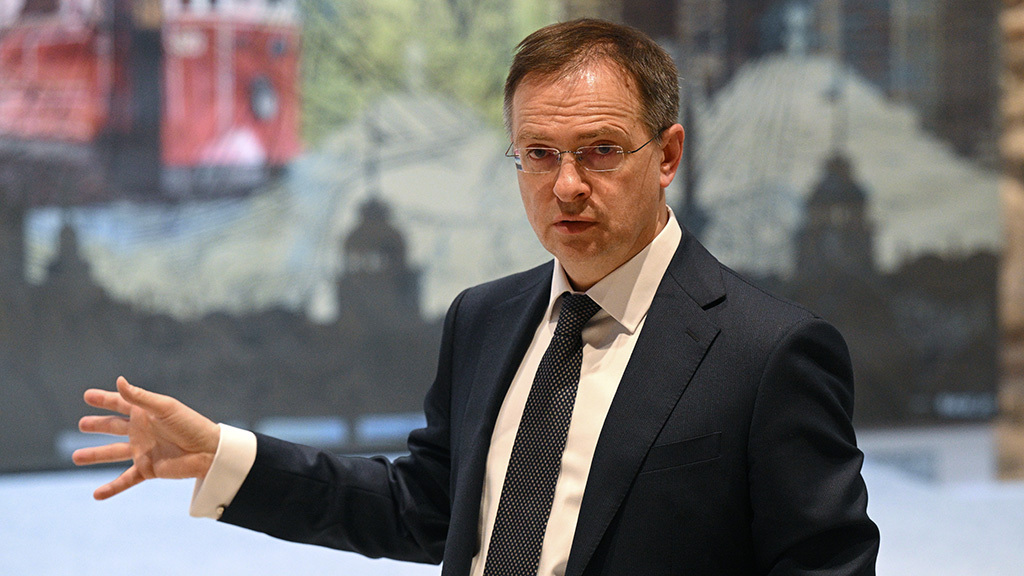 Переговоры с украинской стороной шли менее двух часов, а их результатами помощник президента России Владимир Мединский оказался вполне удовлетворен