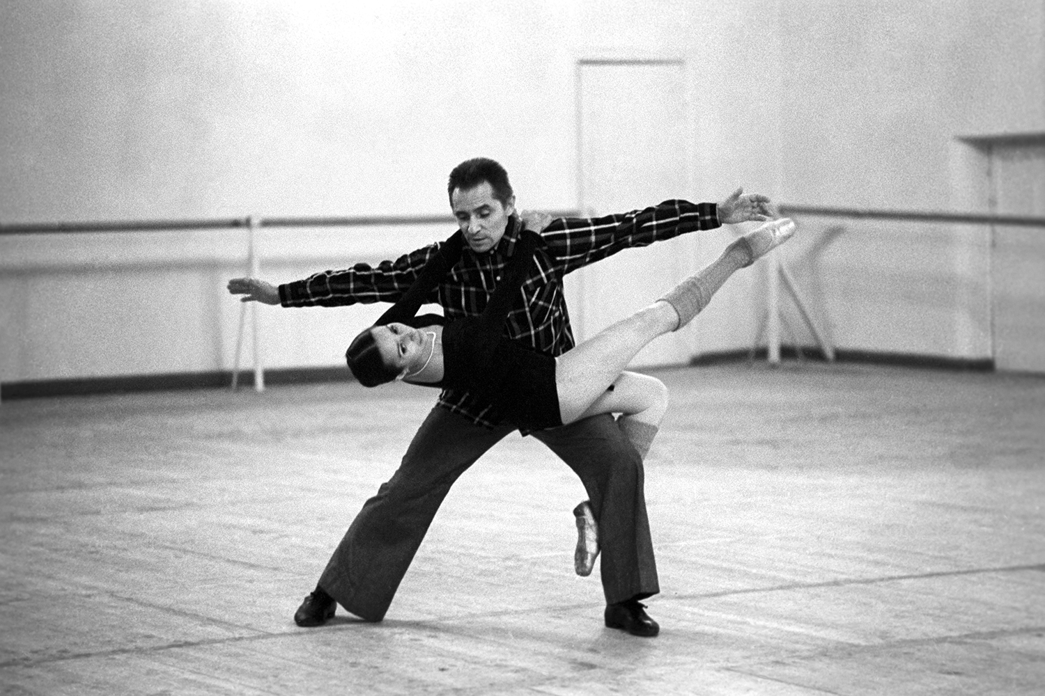 В 1961–1964 гг. Юрий Григорович работал балетмейстером в Ленинградском государственном академическом театре оперы и балета имени Кирова (ныне – Мариинский театр). Вместе с художником Симоном Вирсаладзе он поставил на его сцене спектакли «Каменный цветок» Сергея Прокофьева (1959) и «Легенда о любви» Арифа Меликова (1961). По словам критиков, постановки Юрия Григоровича требовали от танцоров небывалой силы, выносливости и особого надрывного исполнения. На фото: Юрий Григорович и его супруга балерина Наталья Бессмертнова во время репетиции.