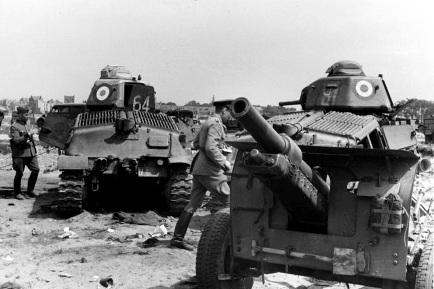 Во Франции и Британии первые месяцы Второй мировой называли «странной войной», потому что основные немецкие силы заняли восточный фронт. Ни французы, ни англичане почти не сталкивались с гитлеровской армией. Положение изменилось весной 1940 г. Немцы перевели на западный фронт военачальников, которые проявили себя в польской кампании. Германский генерал Эрих фон Манштейн предложил продвигаться через Арденны к Булони танковым клином. Согласно его планам, в мае 1940 г. гитлеровцы вторглись в Люксембург, Бельгию и Нидерланды и затем пошли на север Франции. На тот момент там находились около 400 000 солдат и офицеров из Британии.