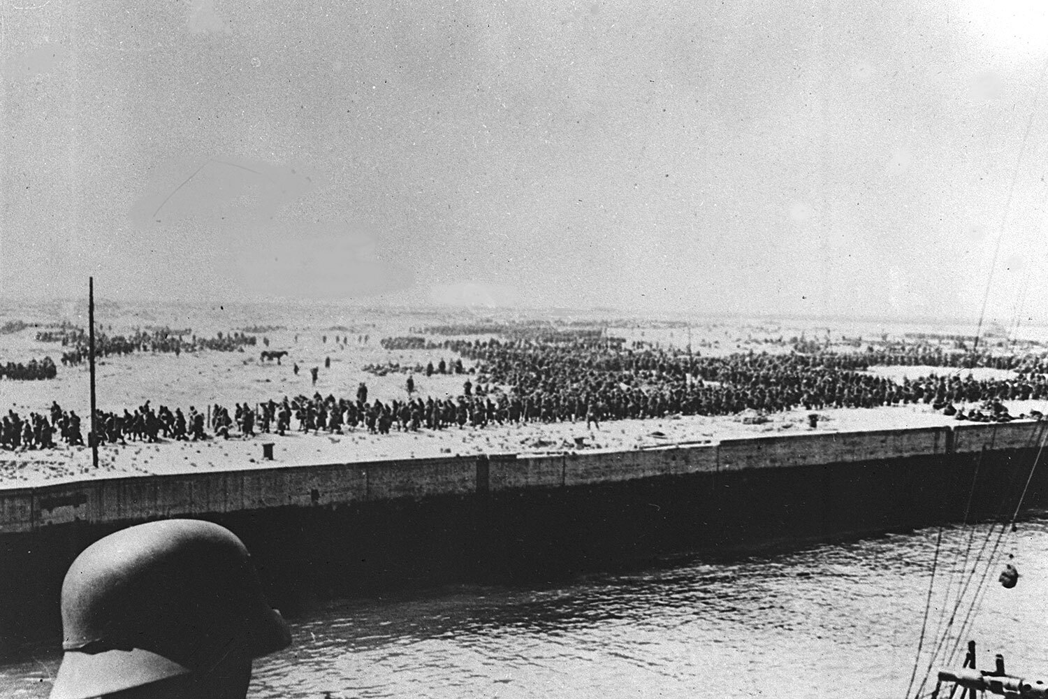 Французский главнокомандующий Морис Гамелен рассчитывал, что немцы встанут на линии Мажино. Так называли защитные сооружения протяженностью в 400 км и глу­би­ной 10-22 км на севере и северо-востоке Франции. Но немецкие танковые соединения ее прорвали. В результате 20 мая 1940 г. фашисты заняли французские города Амьен и Абвиль и вышли на побережье Ла-Манша. В районе городов Гравлин, Аррас, Брюгге оказались заблокированными и прижатыми к морю 18 французских, 12 бельгийских и 10 английских дивизий. Немецкие генерал-полковники Герд фон Рундштедт и Вильгельм фон Лееб получили приказ о полной ликвидации противников. Чтобы избежать катастрофы, англичане решили эвакуировать свои силы и союзников морем.&nbsp;