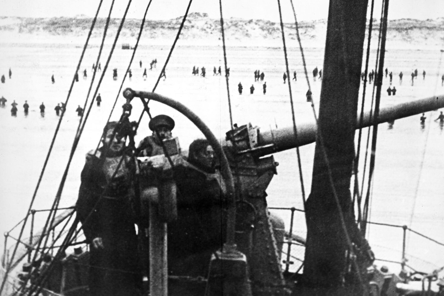 После полудня 26 мая под Дюнкерком началась эвакуация морем. Ее разработали и начали под названием «Динамо», но в истории она останется просто Дюнкеркской операцией. Военные привлекли к спасению союзников примерно 250 кораблей. Прикрытием с воздуха занималась английская истребительная авиация – «Спитфайры» и «Харрикейны», которые с 27 мая по 4 июня 1940 г. совершили 2739 вылетов и сбили около 140 немецких самолетов.