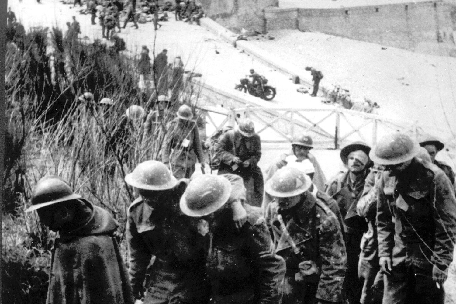 Гитлеровцы сбили не менее 106 самолетов и потопили примерно 304 корабля союзников, однако не смогли помешать эвакуации только воздушными силами. Признав свой просчет, 27 мая немцы снова завели свои танковые группы. Под напором отступили военные из Бельгии. Страна капитулировала перед Германией 28 мая. Следующими могли оказаться англичане и французы – солдаты и офицеры видели военные эсминцы, но те не могли подойти к ним из-за мелководья.