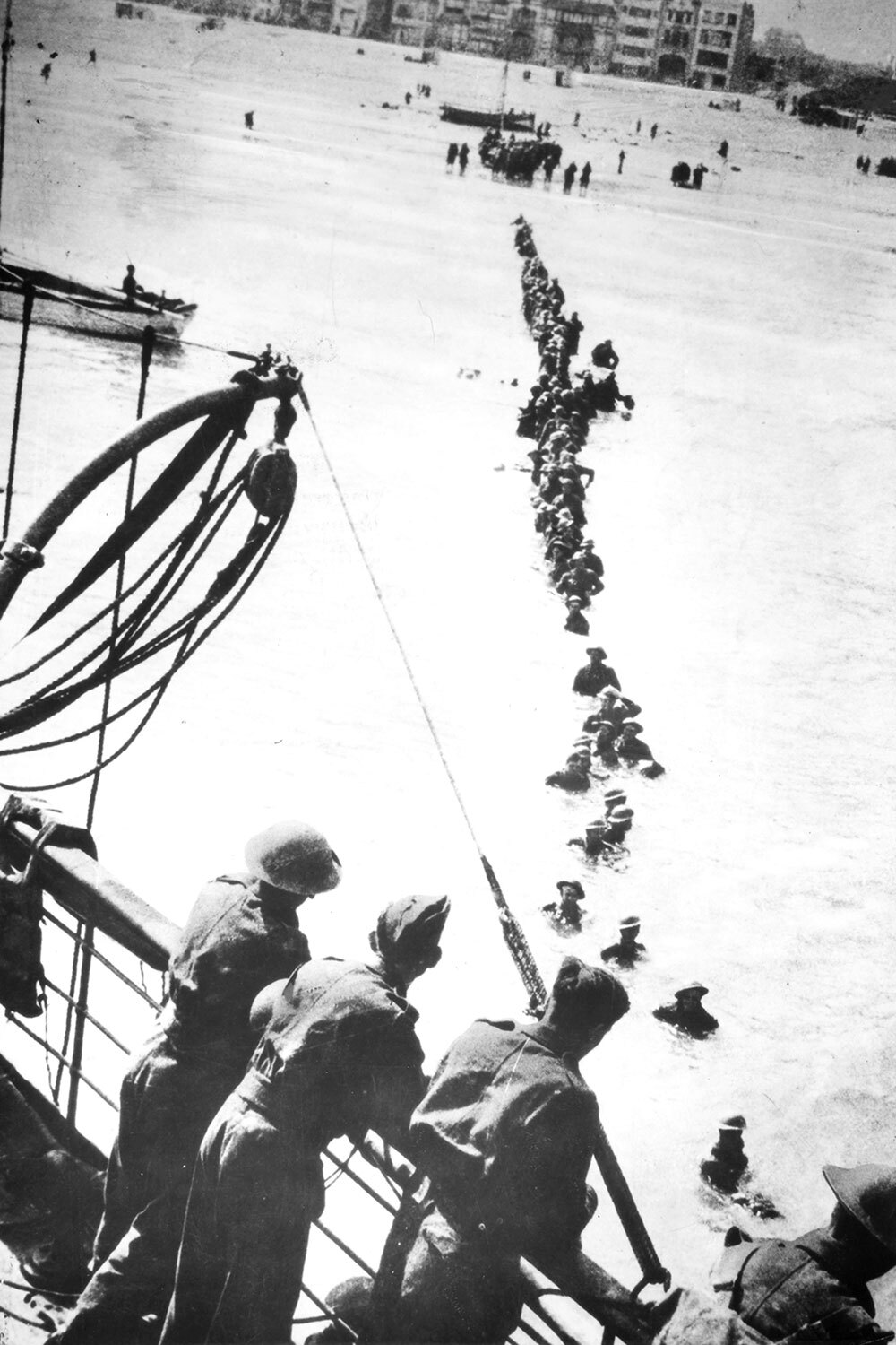 9 мая 1940 г. небольшие гражданские суда поплыли через Ла-Манш со стороны Великобритании. На горизонте неожиданно появились рыбацкие лодки, катеры, яхты и прогулочные теплоходы. Они вывозили солдат из-под огня. В общей сложности в операции использовали 860 плавсредств. Большинство реквизировали власти Великобритании, но некоторые сами вышли в пролив, чтобы помочь военным выйти из окружения. За первые сутки малые суда вывезли с побережья 29 512 англичан и французов. В качестве сравнения: корабли из порта эвакуировали 24 311 солдат.