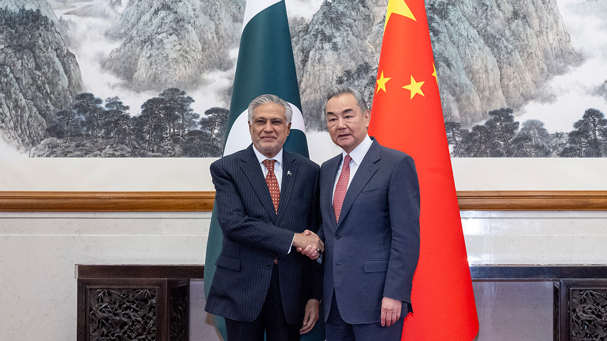  Министры иностранных дел Пакистана и Китая Исхак Дар и Ван И довольны отношениями, но Пекин старается отделять их от пакистанского конфликта с Индией 