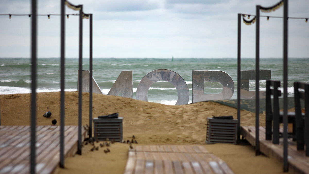 Отток туристов из-за экологической ситуации в Анапе бизнес использовал, чтобы попросить льгот, хотя отдыхающие на берегу Черного моря встречаются