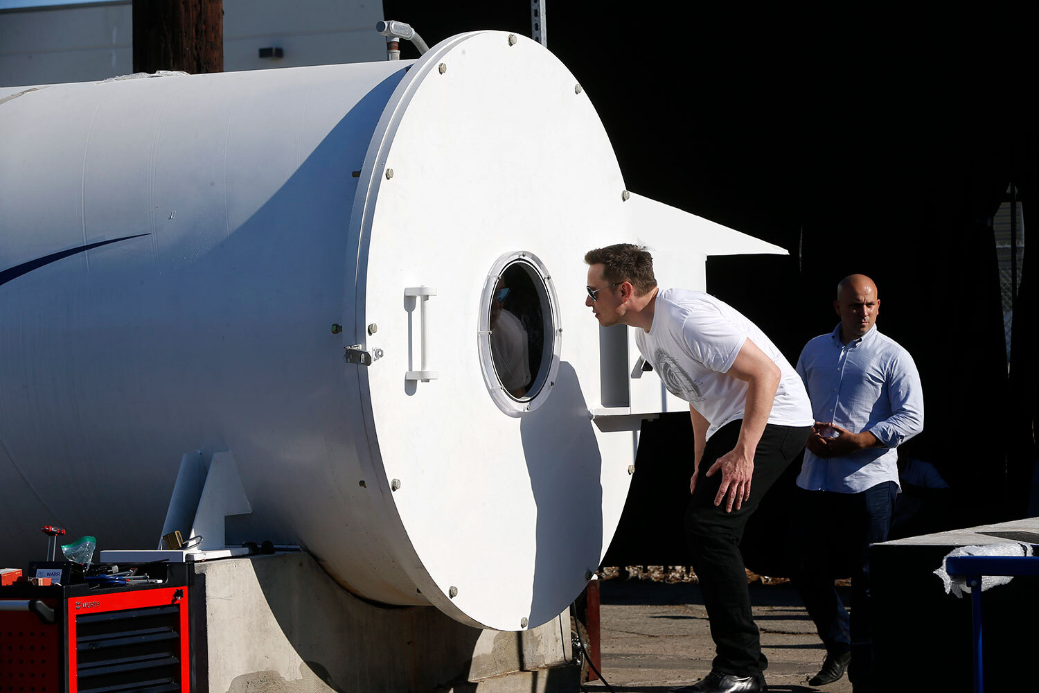 Производитель космической техники SpaceX появился в 2002 г. Первая ракета Falcon 1 запущена им в 2006 г. Позже компания разработала тяжелые модели Falcon 9 и Falcon Heavy и космические корабли Dragon и Crew Dragon. В самом начале Илон Маск мечтал сделать ракеты многоразовыми и использовать космические корабли для транспортировки астронавтов и пополнения запасов Международной космической станции. Сейчас компания разрабатывает корабли Starship для полетов на Луну и на Марс и развивает спутниковые сети Starlink. При этом Илон Маск считает, что человечество тратит на космические программы слишком незначительные суммы: «Космонавтика не так важна, как здравоохранение. Но куда важнее косметики. Я за косметику, но что важнее – помада или колония на Марсе?»