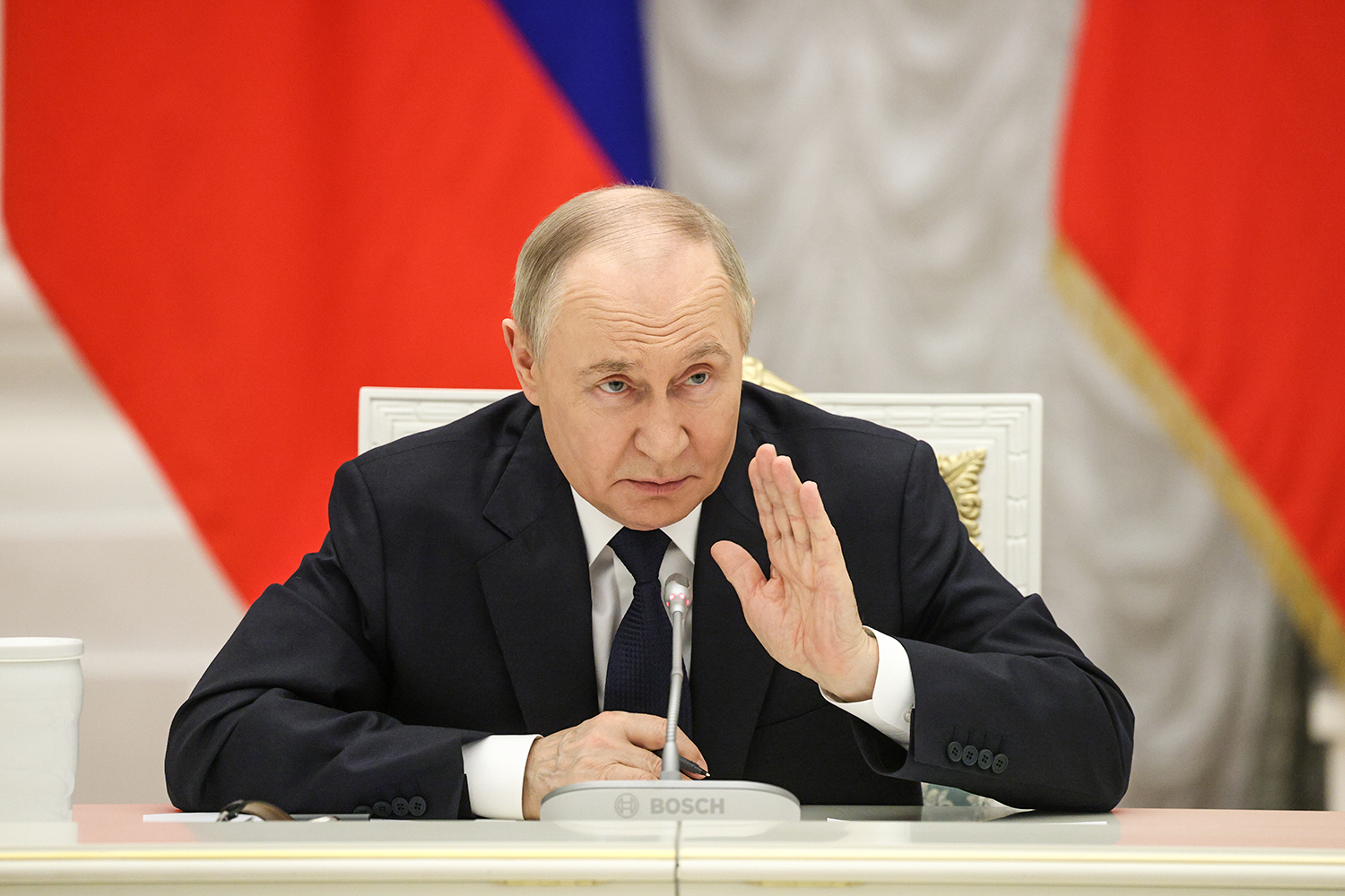 В начале встречи президент поздравил представителей деловых кругов с профессиональным праздником.